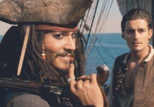 johnny-depp-and-orlando-bloom-in-pirates-of-the-caribbean--svarta-pärlans-förbannelse-(2003)-large-picture